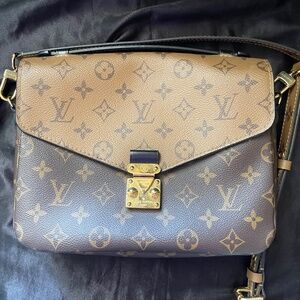 Louis Vuitton Pochette Metis reverse